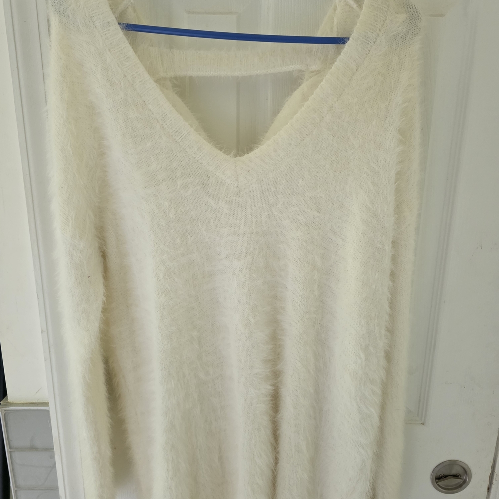 Jessica SIMPSON Cozy Cream Fuzzy V-Neck Sweater